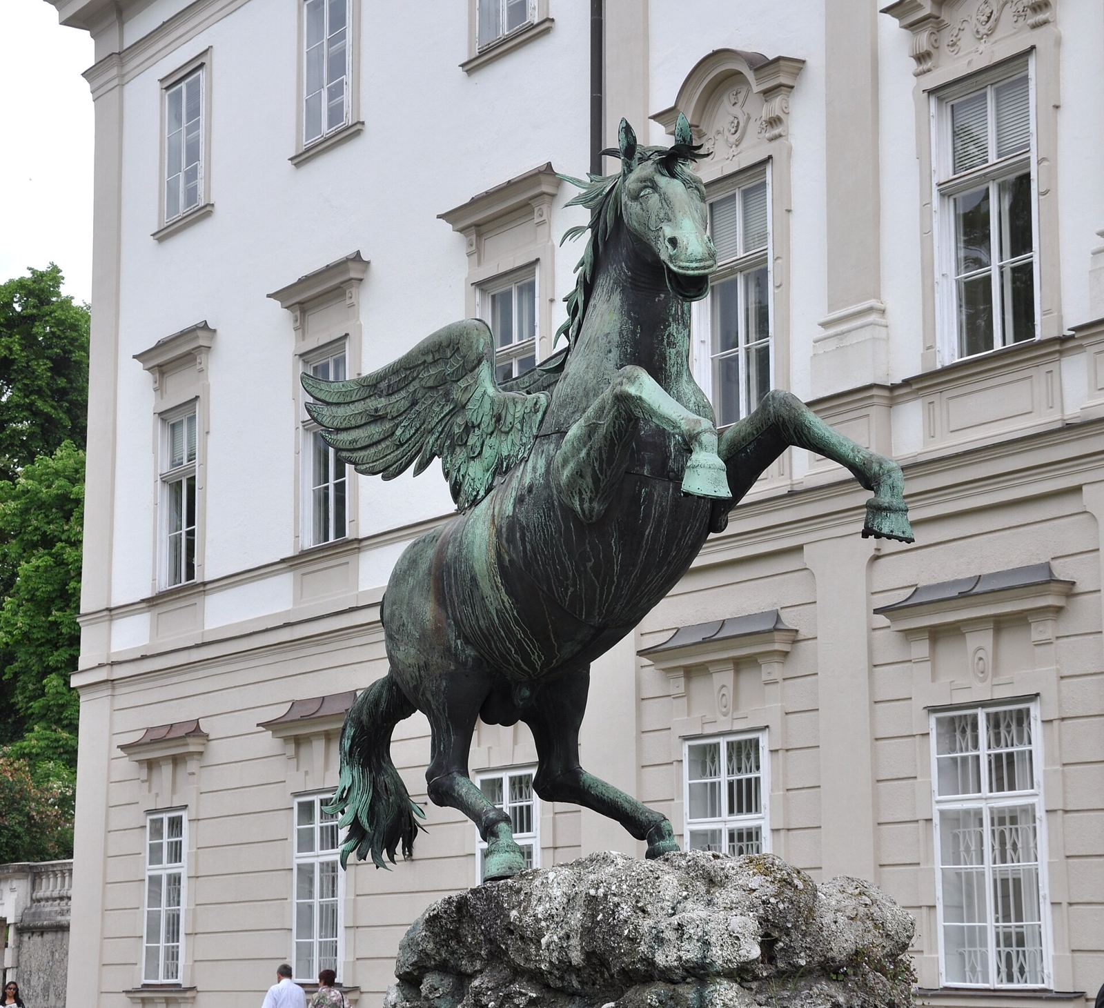 Jardines de Mirabell con parterres florales y la fortaleza de Hohensalzburg al fondo