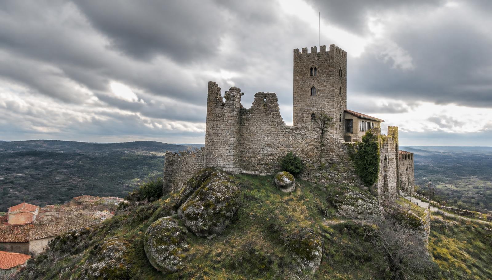 Torre del homenaje restaurada y murallas en ruinas del castillo de Trasmoz